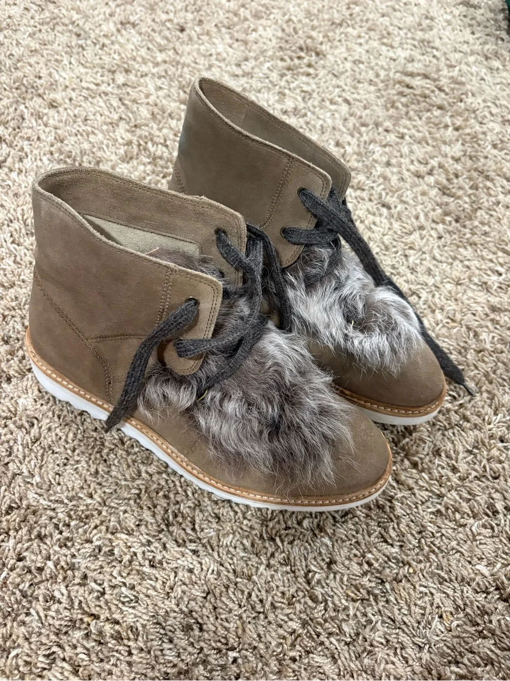 Johnston and Murphy Suede Taupe Fur Lined Boots 8